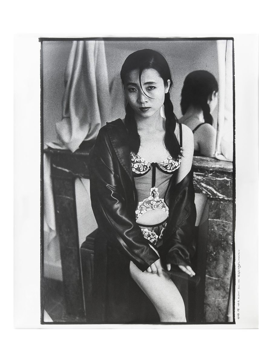 Ч/б портрет «Hu Yuanli à la cheminée, Paris, 1992