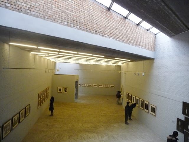 Вид внутри Three Shadows Gallery (Каочангди, 2011
